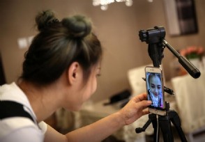 炒鞋两年赚30万 网红赚粉丝的钱你怎么看？