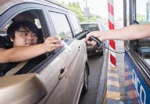 ETC拔卡走人工通道还扣费吗 答案是这样的