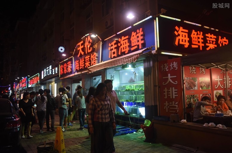 海鲜市场老板余甜被质疑