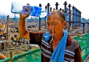 农民工讨薪被保安打 手打脚踢进行围殴