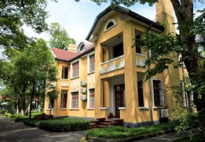 湛江李日荣砸4亿农村建别墅 掌控着地产龙头荣基集团