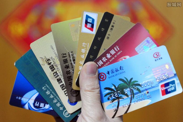 中国银行信用卡宽限期内可以还最低吗？还可以延期吗？