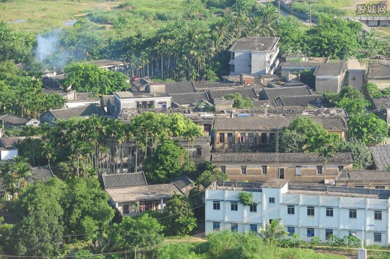 农村宅基地买卖合法吗？可以转让给城市人吗？