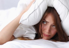 南航回应学生男扮女装进女寝 行为鬼祟有何动机？