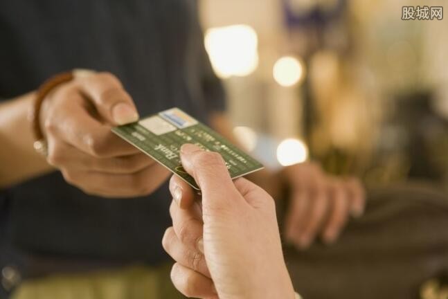 信用卡刷爆影响征信吗？这些后果一定要知