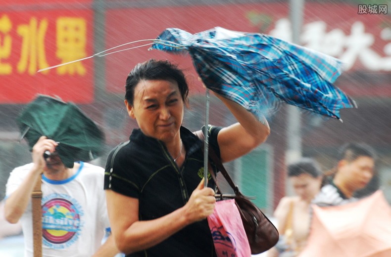 河南暴雨南阳临街商铺被淹