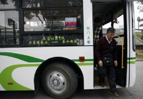 上海一公交坠河：车上仅驾驶员1人 没有人死亡