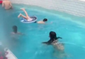 女子自拍游泳视频不料被一位大哥抢了镜 网友：建议先救一下他