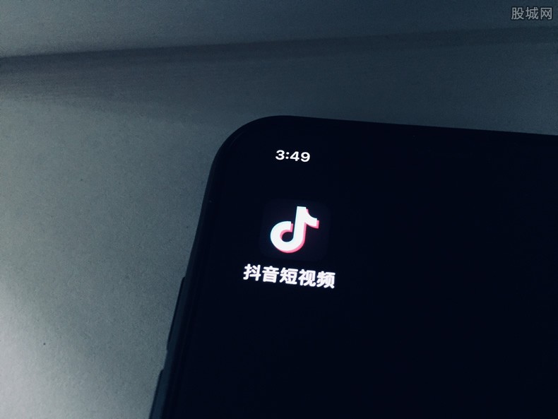 男子刷视频刷到自家竟是同事偷拍