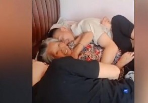 奶奶和孙子床上聊天另一孙子直接上来环抱住 奶奶躺中间乐开花