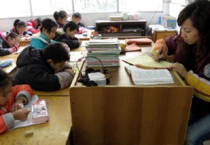 老师将收礼记录误发家长群已被停职 来看具体详情