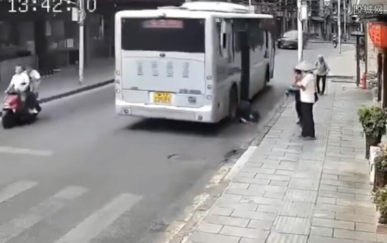 公交车碾压老人