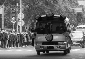 江泽民同志遗体由专机敬移北京，现场气氛庄严肃穆