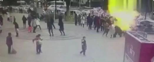 女童拿气球烤火