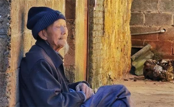 90岁农村老人感染后步行2小时买药,看了真的是让人觉得心酸