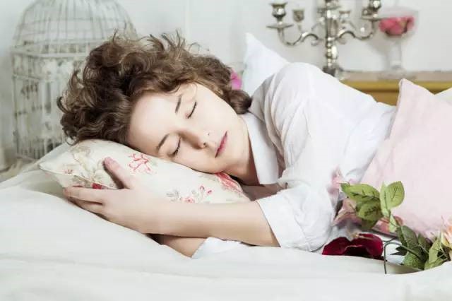 最佳入睡时间段出炉 睡早睡晚都存在健康风险