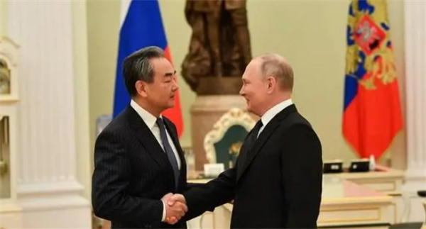 俄罗斯总统普京会见王毅 中俄关系成熟坚韧
