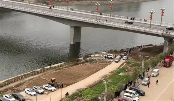 爷爷颤颤巍巍去见孙子最后一面