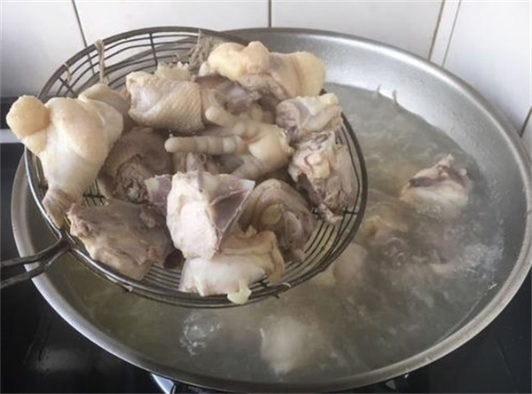炖肉时产生的浮沫 是肉中的营养物质还是炖出的脏东西
