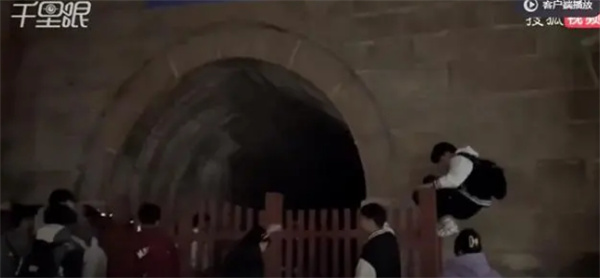多名游客深夜翻门进入泰山