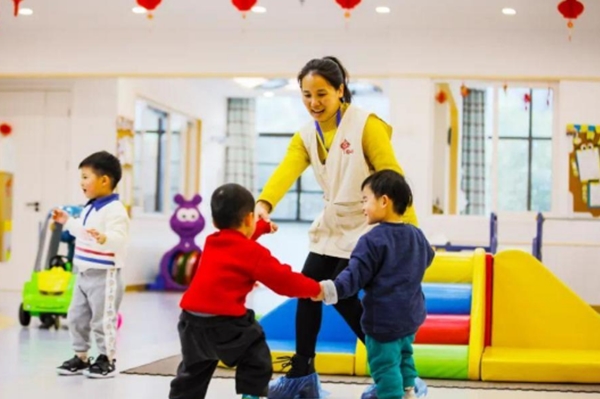 两岁就上幼儿园 幼儿园和托育机构形成强竞争