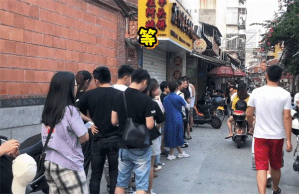 网红店每天花1万雇人排队来引流