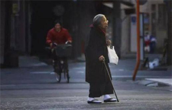 目前日本的老年人正在一步一步陷入犯罪地狱