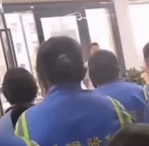 上市公司管理人员对员工怒斥称扣工资
