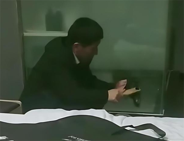 儿子省考面试前父亲默默为其刷着新皮鞋
