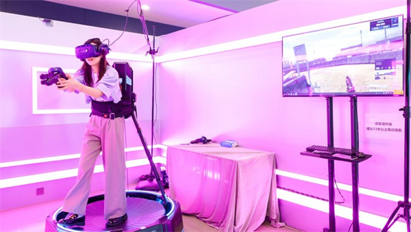 VR跑步机 全景影院 上海国际电影节首次推出 数字影视体验