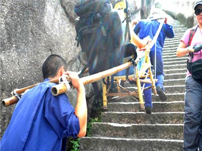 游客爬华山云梯踩空