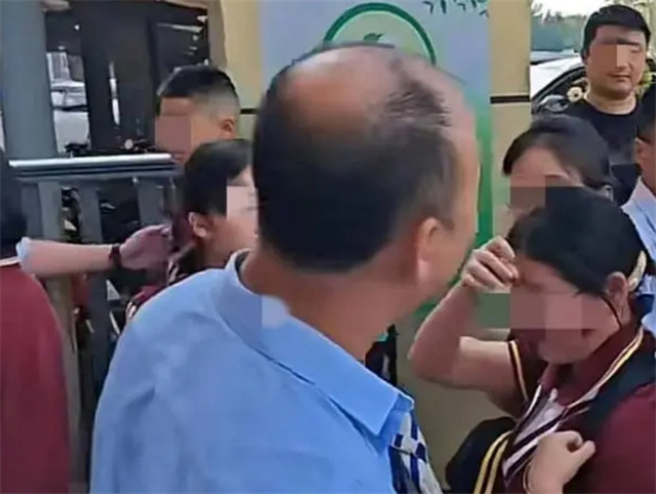 河北一学校回应拦长发女生入校
