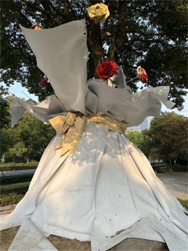 杭州参天大树被包装成巨型花束 以下是包装原因