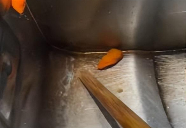 海底捞锅底用筷子戳出污垢是什么情况 去除锅底污垢的方式