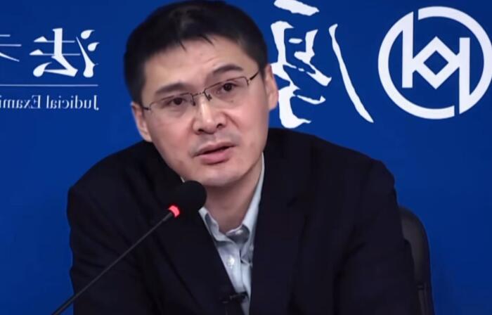 罗翔谈留学生刷了100万信用卡回国 可能被判无期