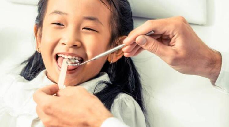 两岁半幼童每天戴12小时牙套 是正确建议吗？