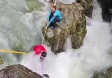 浙江2名游客横渡溪流 绳索崩断被湍流冲走